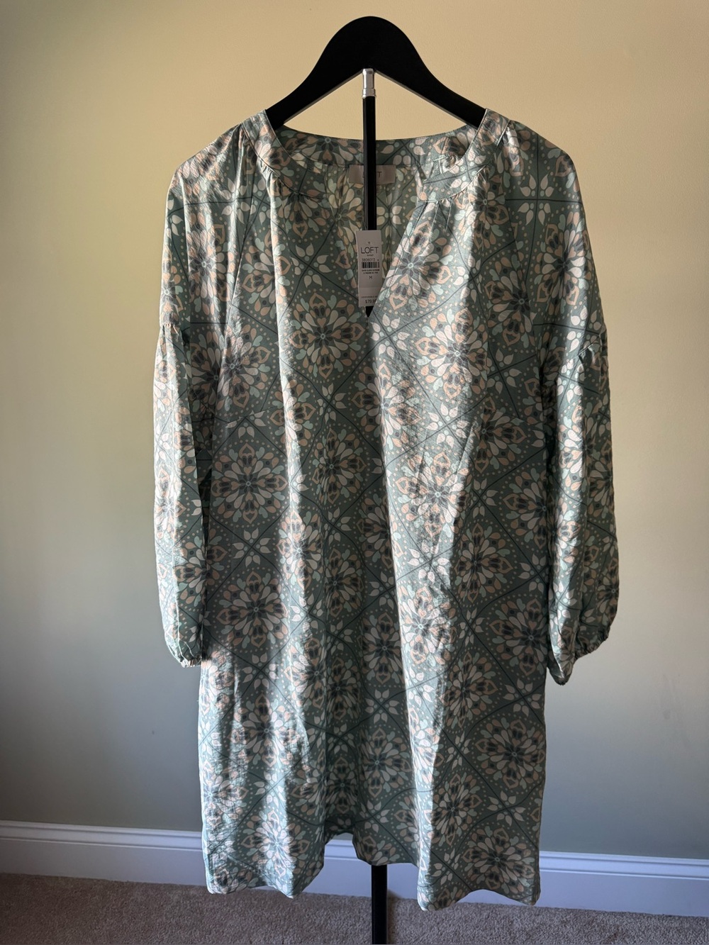 NWT LOFT Sage and Cream Long-Sleeve Tile-Print Shift Dress Sz M (20" P2P)